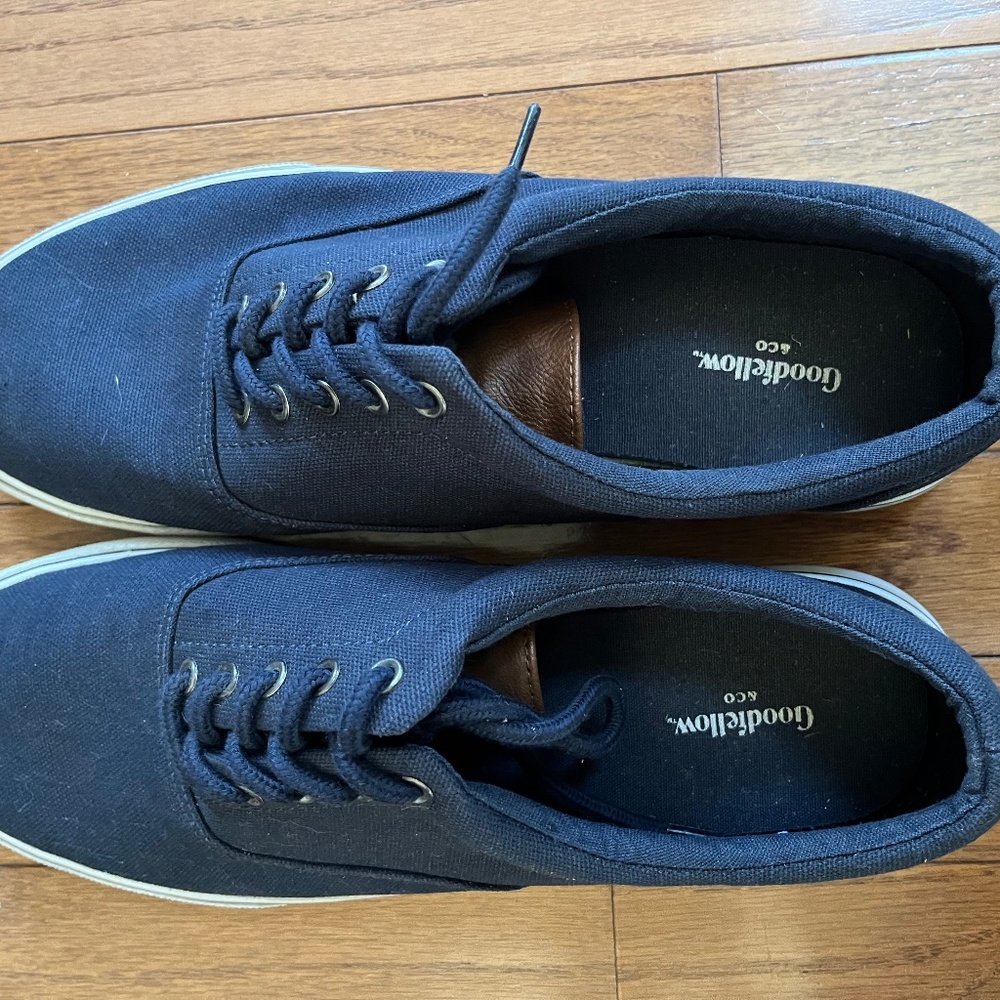 Men navy sneakers